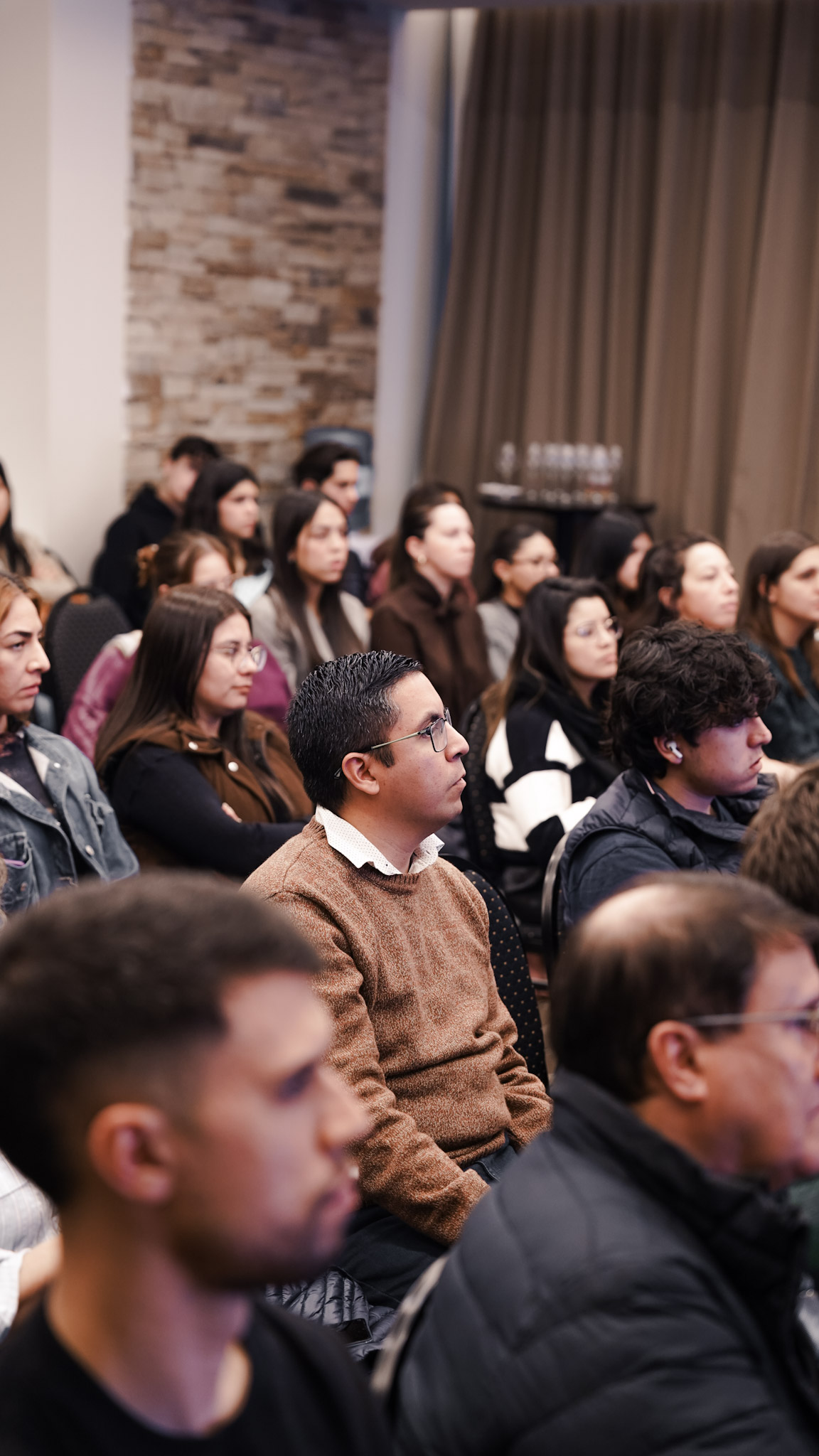 Participantes escuchando atentamente durante una actividad